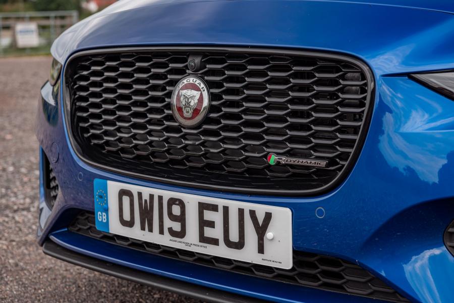 Детали экстерьера Jaguar XE D180 SE R-Dynamic AWD 2019 года  (UK) (фото 34 из 40)